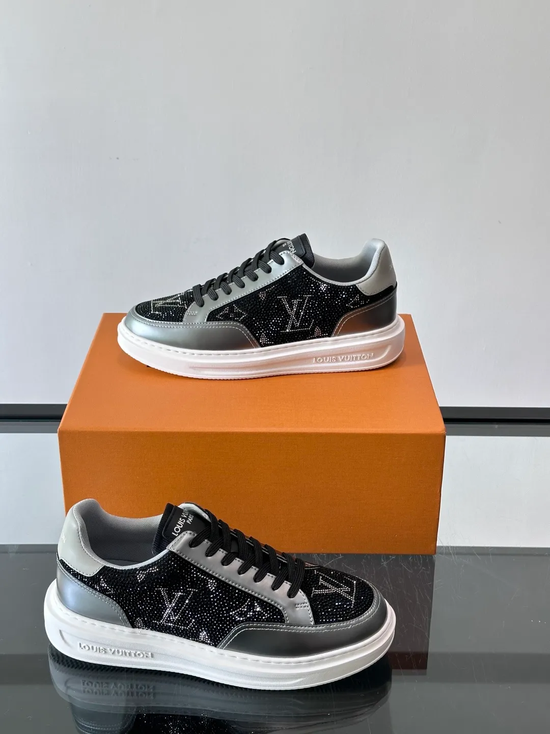 Men's shoes 💰p400 "＊OUIS ＊UITTO＊" 2025 new sports shoes, classic Monogram presbyopia + full diamond upper, full of luxury! The upper is made of high-quality leather and the sole is rubber, which is comfortable and wear-resistant👟. LV logo on the side of the shoe + brand logo on the sole, the details are super exquisite. The low-top design is suitable for daily leisure or light sports. It looks great with jeans and sportswear. The silver cyberpunk style is very popular in the fashion circle and is a must-have for young people! 💫 size：38-44